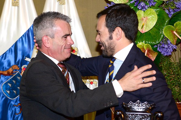 Juan Carlos Marrero y Lope Afonso se saludan tras tomar posesión este último como alcalde. / SERGIO MÉNDEZ