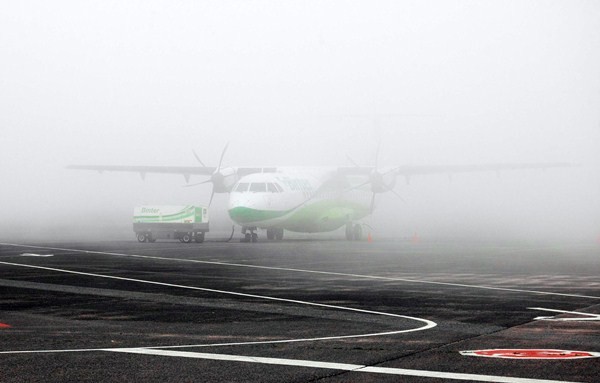 La niebla, unida al viento, convierte al aeropuerto de Los Rodeos en uno de los más complejos de España. / DA