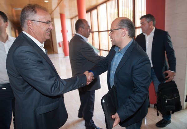 Spínola y Barragán se saludan durante una de las reuniones entre CC y PSOE/ FRAN PALLERO