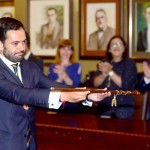 Lope Afonso aseguró que será el alcalde de todos los portuenses y por eso el bastón de mando también será de todos los ciudadanos. / SERGIO MÉNDEZ