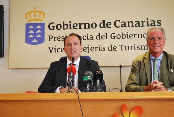 El viceconsejero de Turismo, Ricardo Fernández de la Puente (izq.) junto al presidente de Exceltur. | DA