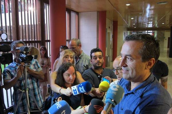 José Miguel Ruano atiende a los medios de comunicación. | EP