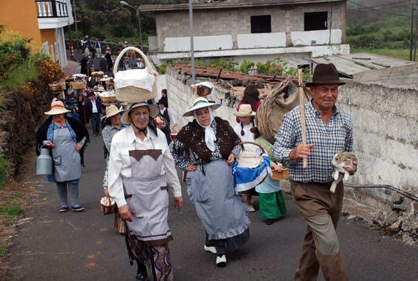 Más de medio centenar de vecinos participan ataviados con trajes de campesinos de la época. / DA
