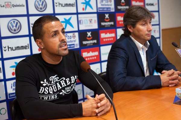 El jugador compareció en sala de prensa junto a Alfonso Serrano, director deportivo de la entidad. / DA