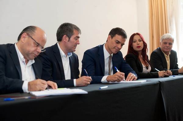 Sánchez (centro), firmando el pacto, con Barragán, Clavijo, Hernández y Pérez, ayer, en el Hotel Escuela. | F. P.