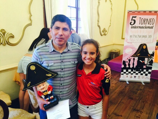 Granda posa con su trofeo y la tinerfeña Adhara Rodríguez. / J. L. F.