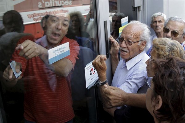 Jubilados protestando por el cierre de bancos en Grecia. | REUTERS