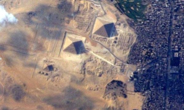 Así se ven las Grandes Pirámides de Guiza desde el espacio