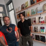 Miguel Aldai (izquierda) y Carlos Benítez, responsables de El Libro en Blanco, un nuevo concepto de librería en Santa Cruz. / FRAN PALLERO