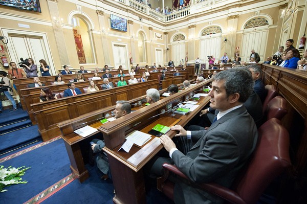 Fernando Clavijo, en la sesión constitutiva del Parlamento de Canarias. / FRAN PALLERO