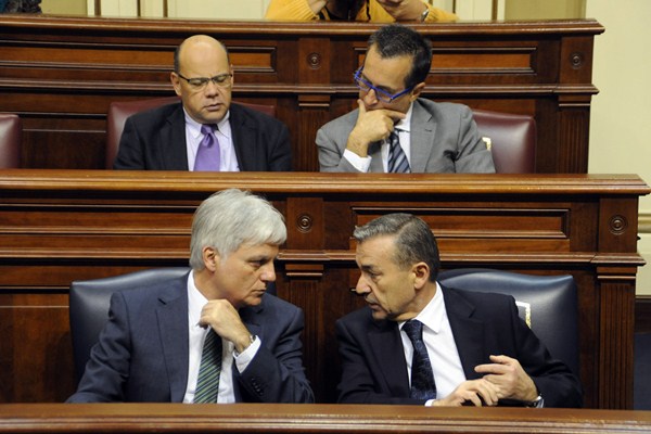 Pérez (PSOE) y Rivero,  Barragán y Ruano (CC), durante un pleno del Parlamento del ya pasado mandato. / DA