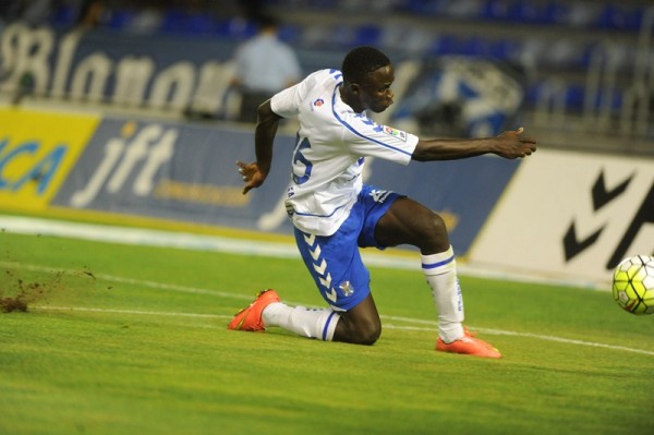 El senegalés Younousse Diop por fin pudo debutar con el primer equipo en el estadio ante el Sporting. / F. P. 