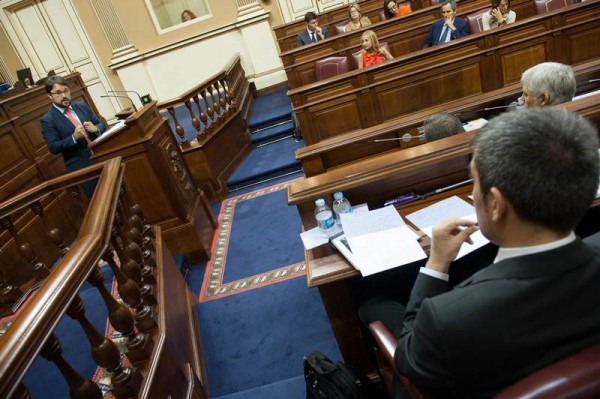 Clavijo, desde su escaño, atiende a la intervención de Antona, en la tribuna parlamentaria. | FRAN PALLERO
