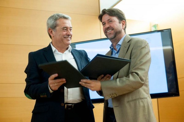 Aurelio Abreu (i) y Carlos Alonso, ayer durante la firma del pacto de gobierno. | FRAN PALLERO 