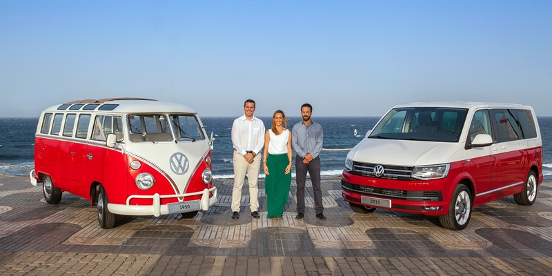 Benigno Hernández, Magüi Melián y Joaquín Martínez junto a la la primera y la sexta generación de la Volkswagen Transporter. |DA