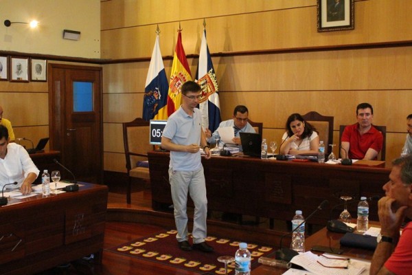 Juan Manuel Cruz, concejal de Identidad, tras hacerle una consulta al secretario municipal. / DA