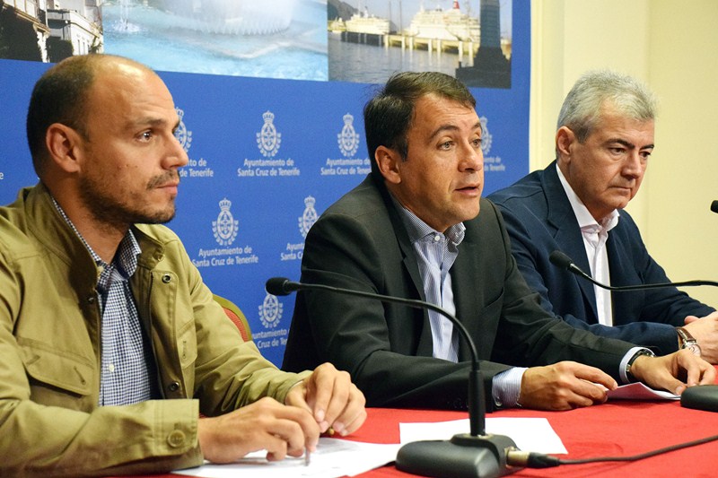 José Manuel Bermúdez, junto con Alfonso Cabello (izquierda) y Abbas Moujir, durante la rueda de prensa. / DA