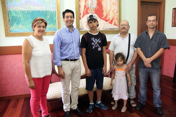 Bernardo Gomes Cardoso, con sus familiares, el alcalde y la concejala de Educación de Guía de Isora. / DA