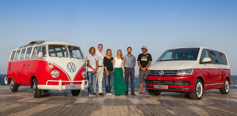 Iballa Ruano, Benigno Hernández, Daida Ruano, Magüi Melián, Joaquín Martínez y Phlip Köster junto a las dos generaciones de la Volkswagen Transporter. |DA