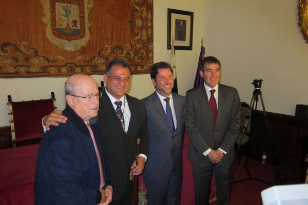 José Alberto Díaz con el bastón de alcalde. | EP