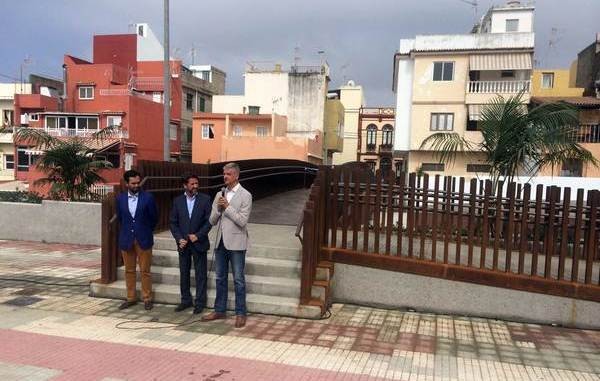 Lope Afonso, Carlos Alonso y Francisco Linares asistieron al estreno de la nueva pasarela de La Vera. | DA