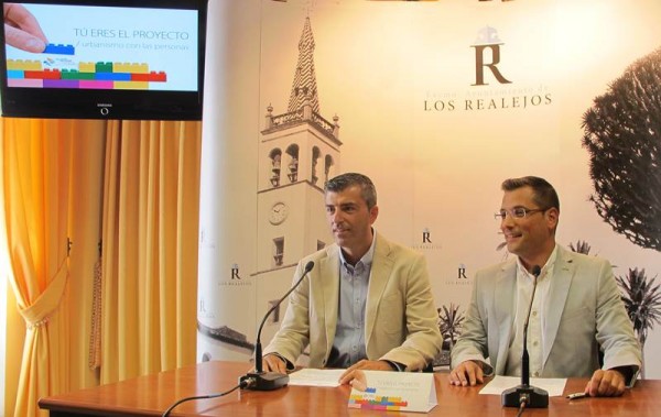 Manuel Domínguez compareció en rueda de prensa junto al responsable de Urbanismo, Adolfo González. | DA