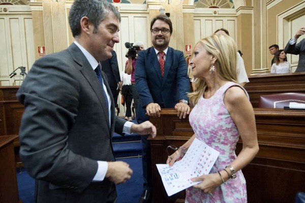 Navarro habla con Clavijo, junto a Antona, en el pleno de toma de posesión de los diputados. | FRAN PALLERO