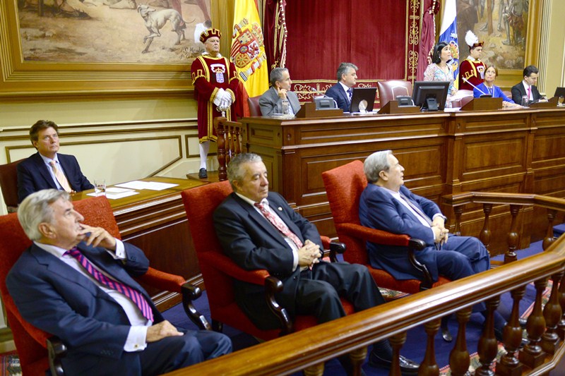 Los expresidentes del Gobierno Hermoso, Olarte y Saavedra asistieron también a la sesión. / S. M.