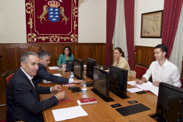 La Mesa del Parlamento de Canarias, en su primera reunión de la novena legislatura. / DA
