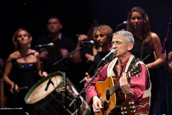 El cantautor vasco ofrecerá hoy un repaso por su discografía en el Espacio Cultural de la Fundación CajaCanarias; la entrada cuesta cinco euros. | DA