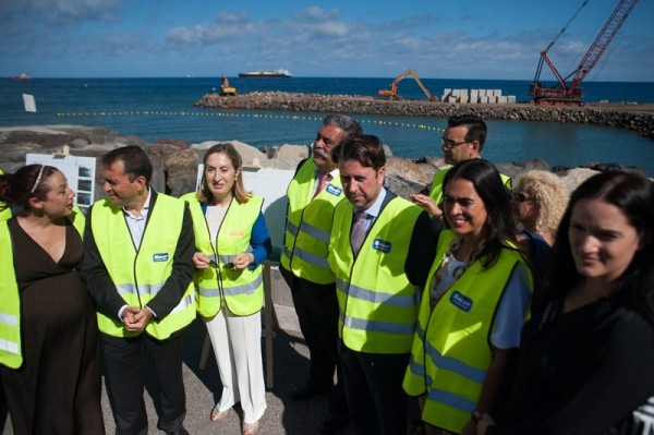 Ana Pastor acudió a San Andrés para comprobar el avance de las obras del dique semisumergido que financia el Estado a través del puerto. / FRAN PALLERO 
