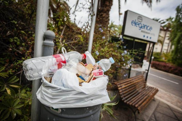 Muchos fines de semana y festivos la basura se acumula en las papeleras y contenedores, ofreciendo una imagen dañina para la ciudad. | A. GUTIÉRREZ
