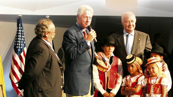 Bill Clinton agradece el obsequio de un timple en presencia del presidente del Cabildo, Ricardo Melchior, y el entonces presidente de la Autoridad Portuaria, Suárez Trenor. | DA