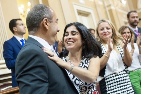 Julio Cruz felicita a Carolina Darias por su elección como presidenta del Parlamento de Canarias. / FRAN PALLERO 