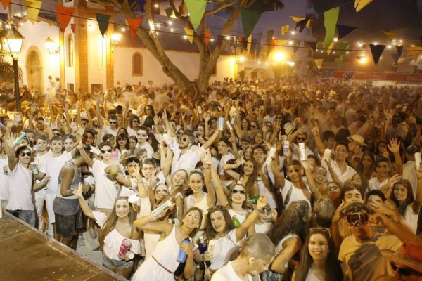 Unas 2.500 personas, mayoritariamente jóvenes, se dieron cita en la singular fiesta. | DA
