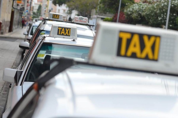 Se necesita un permiso municipal para conducir un taxi en la capital. | S. M. 