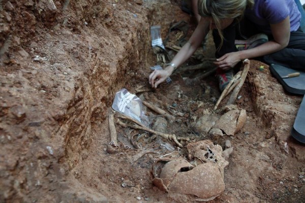 La AVF exigirála exhumación, identificación y sepultura de sus restos, así como la acusación directa contra los responsables de esos asesinatos en cada una de las islas". | ARMH / EP
