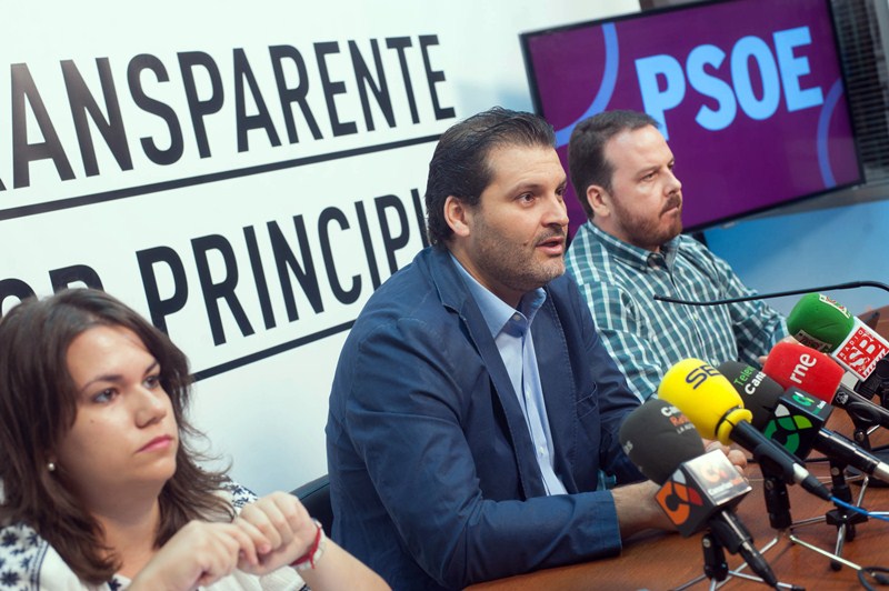 Elena Mateo, José Ángel Martín y Andrés Casanova, ayer, durante la rueda de prensa del PSOE. / F. PALLERO