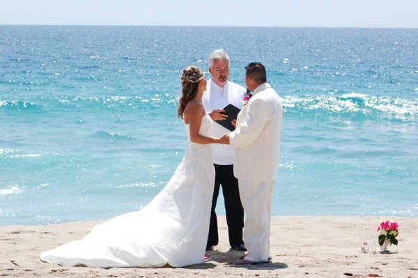 Desde este mes se puede solicitar ya en Costas el permiso para casarse en cualquier playa canaria. / CAMRIFE