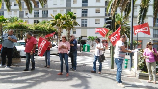 Los delegados destituidos por CC.OO. se manifestaron ayer durante la reunión de Ashotel. / DA