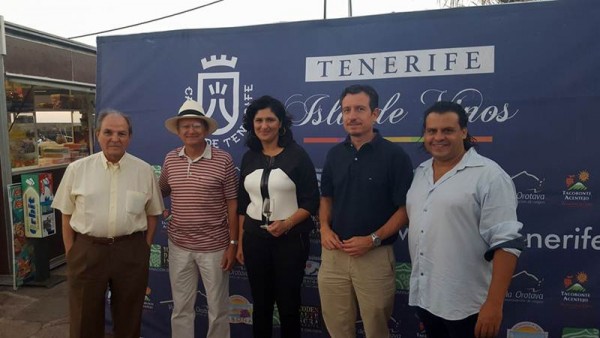 La alcaldesa y el consejero insular, con los representantes del sector vitivinícola. | DA