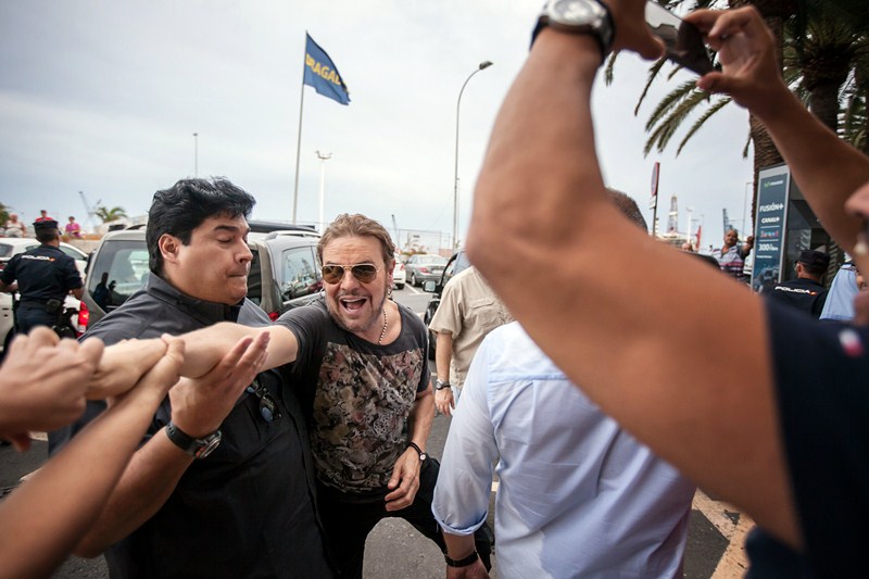 Fher Olvera, ayer, saludando a los seguidores de la banda a la salida del Cabildo. / ANDRÉS GUTIÉRREZ