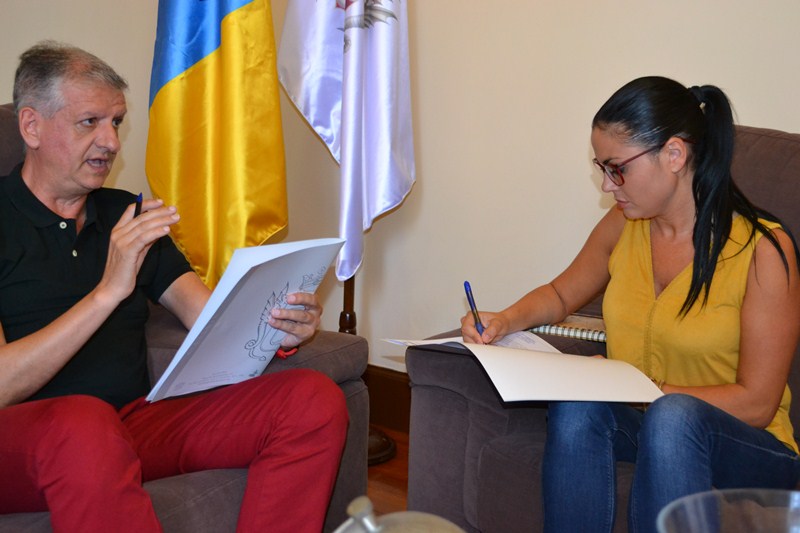 El alcalde, Francisco Linares, con la concejal Yurena Luis durante una reunión de trabajo en el Consistorio. / DA