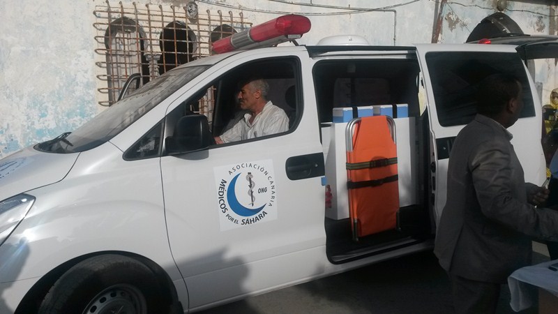 Uno de los primeros objetivos de la ONG canaria fue conseguir una ambulancia para trasladar pacientes. / DA