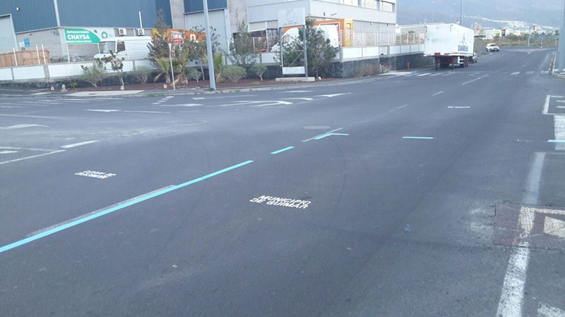 La línea azul de la discordia y las señalizaciones en el asfalto. / DA