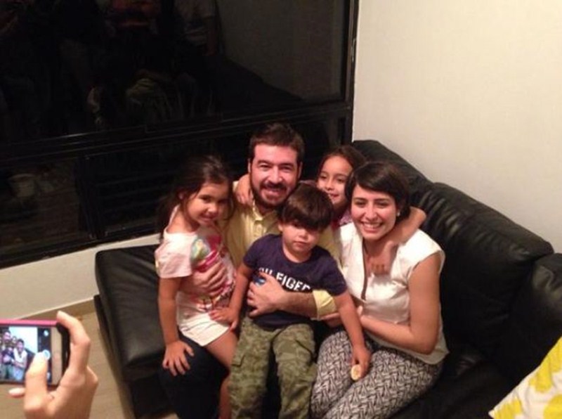 Imagen de Ceballos con su familia, tras permitirle, por razones de salud, el arresto domiciliario. / DA