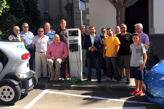 l Ayuntamiento de Santa Cruz de Tenerife ha habilitado dos puntos de recarga para coches eléctricos frente al consistorio y a la sede de la Policía Local. / DA
