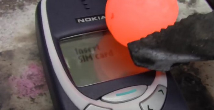 Bola de níquel al rojo vivo vs Nokia 3310