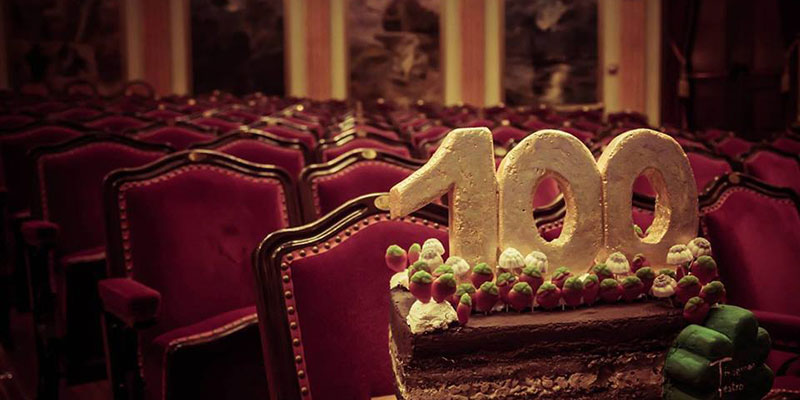Una tarta en el patio de butacas del Leal: imagen institucional del centenario del teatro Leal