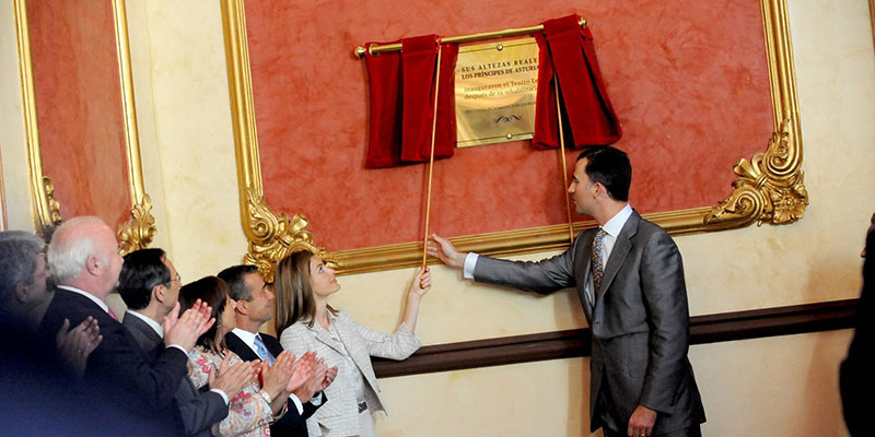 Acto oficial de reinauguración del Teatro Leal, el 14 de octubre de 2008: Don Felipe y Doña Letizia, hoy Reyes de España, descubren la placa conmemorativa